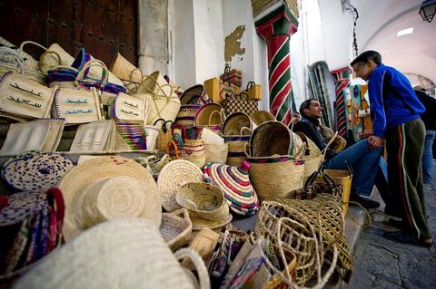 Souk el Attarine - vendeur de produits en osier - médina de Tunis