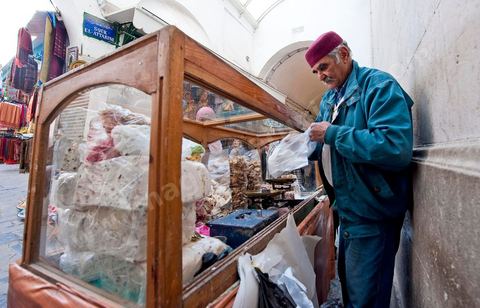 Souk el Attarine - vendeur ambulant de fromage frais - médina de Tunis