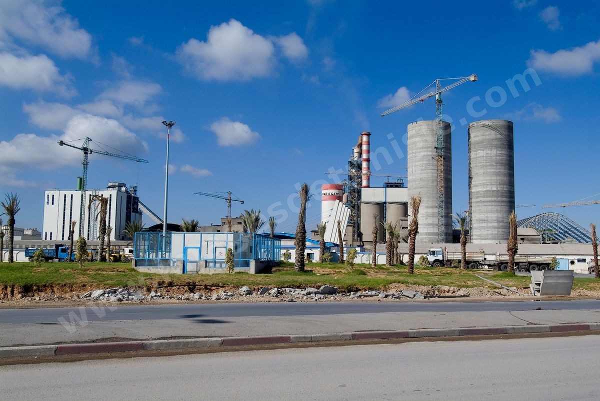 Usine de ciment , cimenterie Colacem à Megrine St Gobain banlieue sud de Tunis