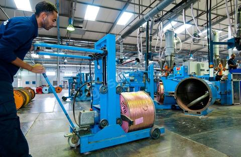 Usine de COFICAB fabrication des fils câbles électriques destinés à l’industrie automobile à Sedjoumi dans la banlieue ouest de Tunis