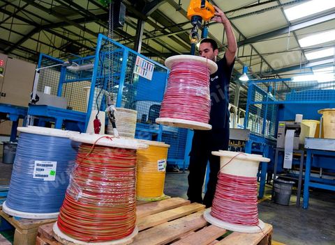 Usine de COFICAB fabrication des fils câbles électriques destinés à l’industrie automobile à Sedjoumi dans la banlieue ouest de Tunis