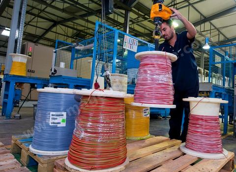 Usine de COFICAB fabrication des fils câbles électriques destinés à l’industrie automobile à Sedjoumi dans la banlieue ouest de Tunis