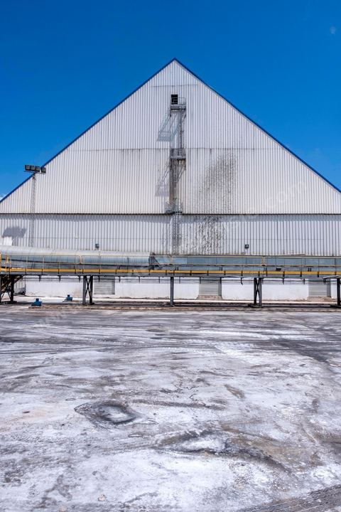 Usine de raffinage de sucre de Bizerte a été achetée par un investisseur libyen. Il s’agit d’une entreprise confisquée par l’Etat, rachetée par le libyen et louée, par la suite, à une entreprise française.