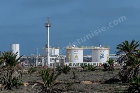 Site industriel gazier de Petrofac sur l'ïle de Kerkennah en Tunisie. Petrofac est présent en Tunisie depuis 2007. Le champ gazier de Chergui produit jusqu’à 30 millions de pieds cubes de gaz par jour, soit 12 % de la consommation totale de gaz en Tunisie, selon des chiffres communiqués par Petrofac.Le britannique est l’opérateur du champ gazier ainsi que son actionnaire à 45 %, aux côtés de l’Enterprise tunisienne d’activitiés pétrolières (ETAP), la compagnie pétrolière nationale tunisienne.