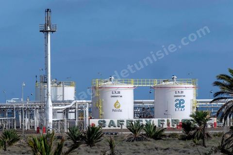 Site industriel gazier de Petrofac sur l'ïle de Kerkennah en Tunisie. Petrofac est présent en Tunisie depuis 2007. Le champ gazier de Chergui produit jusqu’à 30 millions de pieds cubes de gaz par jour, soit 12 % de la consommation totale de gaz en Tunisie, selon des chiffres communiqués par Petrofac.Le britannique est l’opérateur du champ gazier ainsi que son actionnaire à 45 %, aux côtés de l’Enterprise tunisienne d’activitiés pétrolières (ETAP), la compagnie pétrolière nationale tunisienne.