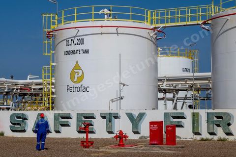 Site industriel gazier de Petrofac sur l'ïle de Kerkennah en Tunisie. Petrofac est présent en Tunisie depuis 2007. Le champ gazier de Chergui produit jusqu’à 30 millions de pieds cubes de gaz par jour, soit 12 % de la consommation totale de gaz en Tunisie, selon des chiffres communiqués par Petrofac.Le britannique est l’opérateur du champ gazier ainsi que son actionnaire à 45 %, aux côtés de l’Enterprise tunisienne d’activitiés pétrolières (ETAP), la compagnie pétrolière nationale tunisienne.