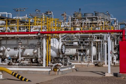 Site industriel gazier de Petrofac sur l'ïle de Kerkennah en Tunisie. Petrofac est présent en Tunisie depuis 2007. Le champ gazier de Chergui produit jusqu’à 30 millions de pieds cubes de gaz par jour, soit 12 % de la consommation totale de gaz en Tunisie, selon des chiffres communiqués par Petrofac.Le britannique est l’opérateur du champ gazier ainsi que son actionnaire à 45 %, aux côtés de l’Enterprise tunisienne d’activitiés pétrolières (ETAP), la compagnie pétrolière nationale tunisienne.