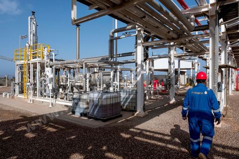 Site industriel gazier de Petrofac sur l'ïle de Kerkennah en Tunisie. Petrofac est présent en Tunisie depuis 2007. Le champ gazier de Chergui produit jusqu’à 30 millions de pieds cubes de gaz par jour, soit 12 % de la consommation totale de gaz en Tunisie, selon des chiffres communiqués par Petrofac.Le britannique est l’opérateur du champ gazier ainsi que son actionnaire à 45 %, aux côtés de l’Enterprise tunisienne d’activitiés pétrolières (ETAP), la compagnie pétrolière nationale tunisienne.