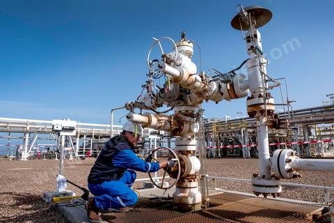 Site industriel gazier de Petrofac sur l'ïle de Kerkennah en Tunisie. Petrofac est présent en Tunisie depuis 2007. Le champ gazier de Chergui produit jusqu’à 30 millions de pieds cubes de gaz par jour, soit 12 % de la consommation totale de gaz en Tunisie, selon des chiffres communiqués par Petrofac.Le britannique est l’opérateur du champ gazier ainsi que son actionnaire à 45 %, aux côtés de l’Enterprise tunisienne d’activitiés pétrolières (ETAP), la compagnie pétrolière nationale tunisienne.