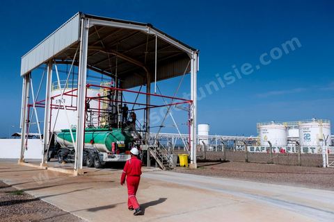 Site industriel gazier de Petrofac sur l'ïle de Kerkennah en Tunisie. Petrofac est présent en Tunisie depuis 2007. Le champ gazier de Chergui produit jusqu’à 30 millions de pieds cubes de gaz par jour, soit 12 % de la consommation totale de gaz en Tunisie, selon des chiffres communiqués par Petrofac.Le britannique est l’opérateur du champ gazier ainsi que son actionnaire à 45 %, aux côtés de l’Enterprise tunisienne d’activitiés pétrolières (ETAP), la compagnie pétrolière nationale tunisienne.