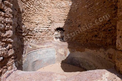 Thyna – l’antique Thaenae – est l’un des principaux sites archéologiques de la région de Sfax, situé à une douzaine de kilomètres au sud de la ville, sur le littoral tunisien. Ancienne cité punique, elle passe sous domination numide après la chute de Carthage en 146 av. J.-C., puis devient romaine en 46 av. J.-C. Élevée au rang de colonie au IIᵉ siècle, Thaenae connaît une importante prospérité durant l’époque romaine et reste occupée jusqu’à l’Antiquité tardive. Au IVᵉ siècle, la ville est protégée par une imposante enceinte de près de trois kilomètres, ponctuée de 84 tours et de trois portes. Aujourd’hui, le site conserve notamment les vestiges de ses remparts, de plusieurs établissements thermaux, dont les Thermes des Mois, de maisons antiques comme la Maison de Dionysos, ainsi que de vastes ensembles funéraires et nécropoles. Encore largement inexplorée, Thaenae fait aujourd’hui l’objet de nouvelles campagnes de recherches archéologiques et de valorisation.