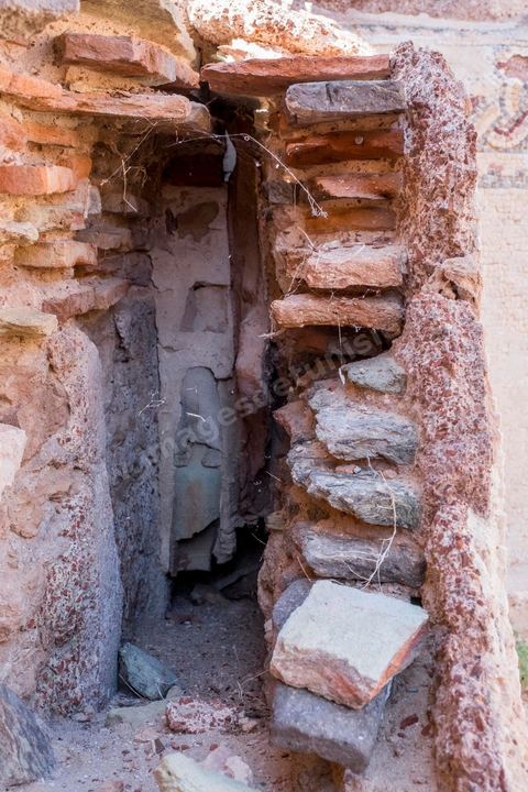 Thyna – l’antique Thaenae – est l’un des principaux sites archéologiques de la région de Sfax, situé à une douzaine de kilomètres au sud de la ville, sur le littoral tunisien. Ancienne cité punique, elle passe sous domination numide après la chute de Carthage en 146 av. J.-C., puis devient romaine en 46 av. J.-C. Élevée au rang de colonie au IIᵉ siècle, Thaenae connaît une importante prospérité durant l’époque romaine et reste occupée jusqu’à l’Antiquité tardive. Au IVᵉ siècle, la ville est protégée par une imposante enceinte de près de trois kilomètres, ponctuée de 84 tours et de trois portes. Aujourd’hui, le site conserve notamment les vestiges de ses remparts, de plusieurs établissements thermaux, dont les Thermes des Mois, de maisons antiques comme la Maison de Dionysos, ainsi que de vastes ensembles funéraires et nécropoles. Encore largement inexplorée, Thaenae fait aujourd’hui l’objet de nouvelles campagnes de recherches archéologiques et de valorisation.