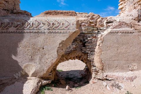 Thyna – l’antique Thaenae – est l’un des principaux sites archéologiques de la région de Sfax, situé à une douzaine de kilomètres au sud de la ville, sur le littoral tunisien. Ancienne cité punique, elle passe sous domination numide après la chute de Carthage en 146 av. J.-C., puis devient romaine en 46 av. J.-C. Élevée au rang de colonie au IIᵉ siècle, Thaenae connaît une importante prospérité durant l’époque romaine et reste occupée jusqu’à l’Antiquité tardive. Au IVᵉ siècle, la ville est protégée par une imposante enceinte de près de trois kilomètres, ponctuée de 84 tours et de trois portes. Aujourd’hui, le site conserve notamment les vestiges de ses remparts, de plusieurs établissements thermaux, dont les Thermes des Mois, de maisons antiques comme la Maison de Dionysos, ainsi que de vastes ensembles funéraires et nécropoles. Encore largement inexplorée, Thaenae fait aujourd’hui l’objet de nouvelles campagnes de recherches archéologiques et de valorisation.
