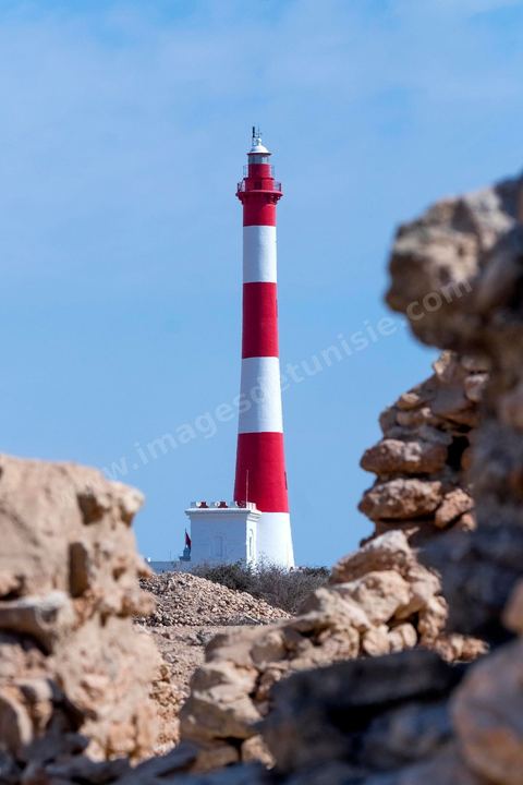 Thyna – l’antique Thaenae – est l’un des principaux sites archéologiques de la région de Sfax, situé à une douzaine de kilomètres au sud de la ville, sur le littoral tunisien. Ancienne cité punique, elle passe sous domination numide après la chute de Carthage en 146 av. J.-C., puis devient romaine en 46 av. J.-C. Élevée au rang de colonie au IIᵉ siècle, Thaenae connaît une importante prospérité durant l’époque romaine et reste occupée jusqu’à l’Antiquité tardive. Au IVᵉ siècle, la ville est protégée par une imposante enceinte de près de trois kilomètres, ponctuée de 84 tours et de trois portes. Aujourd’hui, le site conserve notamment les vestiges de ses remparts, de plusieurs établissements thermaux, dont les Thermes des Mois, de maisons antiques comme la Maison de Dionysos, ainsi que de vastes ensembles funéraires et nécropoles. Encore largement inexplorée, Thaenae fait aujourd’hui l’objet de nouvelles campagnes de recherches archéologiques et de valorisation.