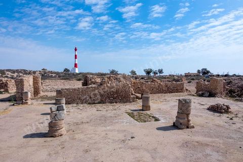 Thyna – l’antique Thaenae – est l’un des principaux sites archéologiques de la région de Sfax, situé à une douzaine de kilomètres au sud de la ville, sur le littoral tunisien. Ancienne cité punique, elle passe sous domination numide après la chute de Carthage en 146 av. J.-C., puis devient romaine en 46 av. J.-C. Élevée au rang de colonie au IIᵉ siècle, Thaenae connaît une importante prospérité durant l’époque romaine et reste occupée jusqu’à l’Antiquité tardive. Au IVᵉ siècle, la ville est protégée par une imposante enceinte de près de trois kilomètres, ponctuée de 84 tours et de trois portes. Aujourd’hui, le site conserve notamment les vestiges de ses remparts, de plusieurs établissements thermaux, dont les Thermes des Mois, de maisons antiques comme la Maison de Dionysos, ainsi que de vastes ensembles funéraires et nécropoles. Encore largement inexplorée, Thaenae fait aujourd’hui l’objet de nouvelles campagnes de recherches archéologiques et de valorisation.