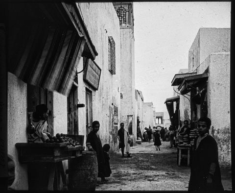 Souk des Boulangers à Tunis dans la medina avec enfants et vendeur - Plaque de verre format 8,5x10 cm - photographe inconnu - date env 1850-1860