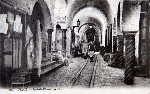 Souk el Attarine dans la medina de Tunis - Carte postale ancienne Tunisie