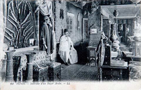 Intérieur d"un bazar arabe dans la medina de Tunis - Carte postale ancienne Tunisie