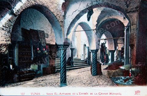 Souk el Attarine et entre de la Grande mosquée dans la medina de Tunis - Carte postale ancienne Tunisie