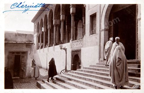 Façade principale et entrée de la Grande Mosquée de Tunis dans la medina - datée de 1934 - Carte postale ancienne Tunisie