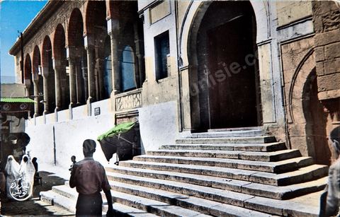 Façade principale et entrée de la Grande Mosquée de Tunis dans la medina - datée de 1934 - Carte postale ancienne Tunisie