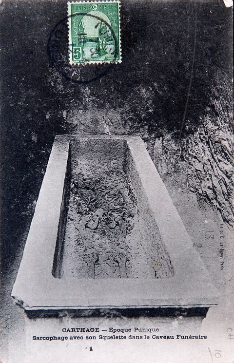 Sarcophage avec son squelette dasn le caveau funéraire à Carthage - Carte postale ancienne Tunisie