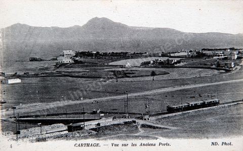 Vue sur les anciens ports puniques de Carthage avec au premier plan le train du TGM - Carte postale ancienne Tunisie