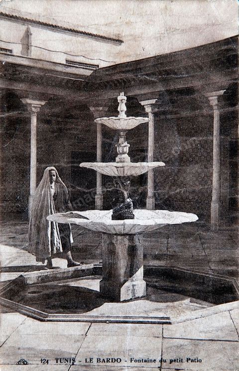 La fontaine du petit patio au palais du Bardo à Tunis - Carte postale ancienne Tunisie