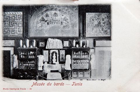 Salle et vitrine du musée du Bardo à Tunis - Carte postale ancienne Tunisie