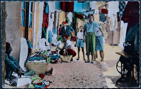Scène de rue au marché avec enfants et souks dans la medina de Bizerte 1955 - Carte postale ancienne Tunisie