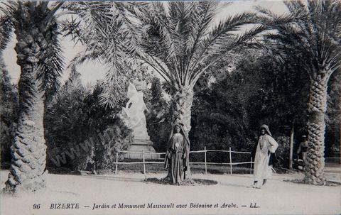 Jardin et monument Massicault avec bédouine et arabe à Bizerte  - Carte postale ancienne Tunisie