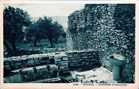 Latrines publiques - Ruines romaines de Dougga - Carte postale ancienne Tunisie