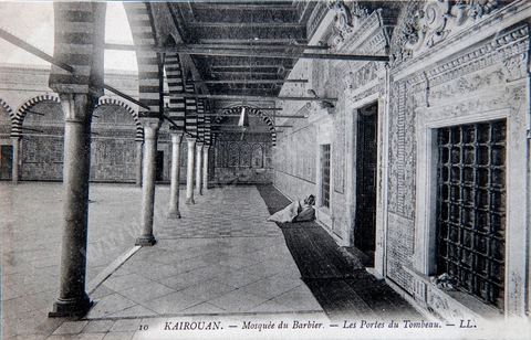 Portes du tombeau et cour de la Kairouan - Carte postale ancienne Tunisie