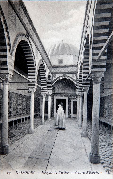 Galerie d'entrée de la Mosquée des Barbiers à Kairouan - Carte postale ancienne Tunisie