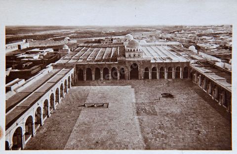 Vue sur la cour et la salle des prières depuis le haut du minaret de la Grande mosquée de Kairouan - Carte postale ancienne Tunisie