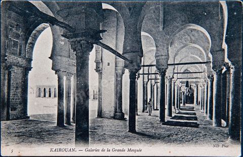 galerie de colonnades dans la cour de la  Grande mosquée de Kairouan - Carte postale ancienne Tunisie