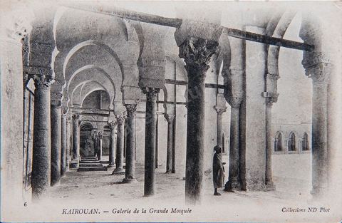 galerie de colonnades dans la cour de la  Grande mosquée de Kairouan - Carte postale ancienne Tunisie