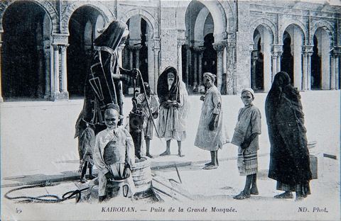 Scène de vie autour du puit dans la cour de la Grande mosquée de Kairouan 1921 - Carte postale ancienne Tunisie