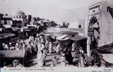 Vue dans la grande rue de Kairouan - Carte postale ancienne Tunisie