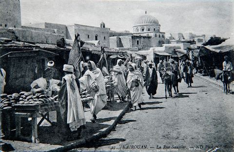 Rue du général Saussier à Kairouan - Carte postale ancienne Tunisie