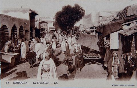 Vue de la grande rue de la medina de Kairouan - Carte postale ancienne Tunisie