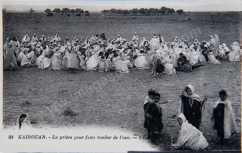 Prière pour faire tomber la pluie à Kairouan - Carte postale ancienne Tunisie