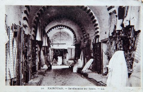 Intérieur d'un souk dans la medina de Kairouan 1932 - Carte postale ancienne Tunisie