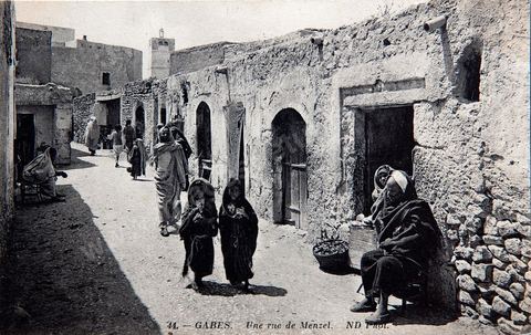 Une rue de Menzel à Gabès - Carte postale ancienne Tunisie
