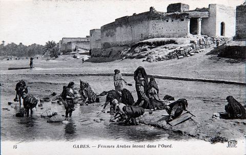 Femmes arabes lavant dans l'oued de Gabès - Carte postale ancienne Tunisie
