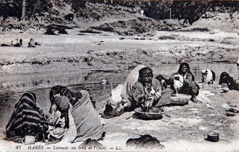 Laveuses au bord de l'oued à Gabès - Carte postale ancienne Tunisie