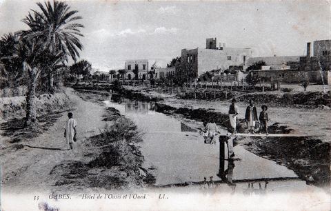 Hotel de l'oasis et l'oued à Gabès - Carte postale ancienne Tunisie