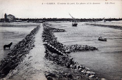 L'entrée du port le phare et la douane de Gabès - Carte postale ancienne Tunisie