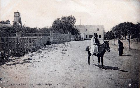 Le cercle militaire de Gabès avec au fond l'église - 1913 - Carte postale ancienne Tunisie