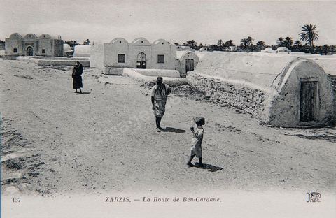 villageois et habitations sur la route de Ben Guardane à Zarzis - Carte postale ancienne Tunisie